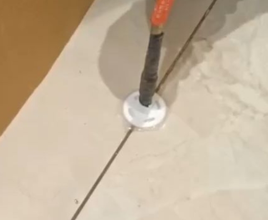 武胜瓷砖空鼓维修公司专业解答瓷砖在铺贴过程中，如果没有涂抹均匀到位的粘结材料（如水泥砂浆或瓷砖胶），可能会导致以下问题